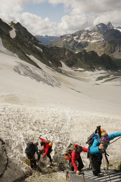 人们白天在山上徒步旅行